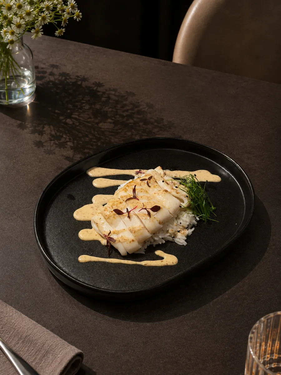 Кальмар на гриле в ореховом соусе с рисом — ресторан ШТОФЪ